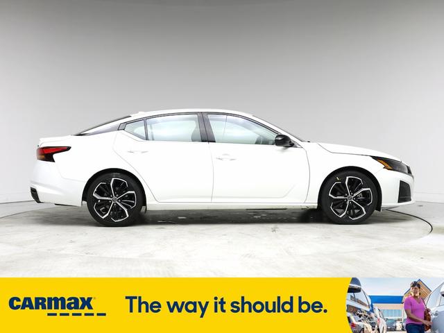 Photo of 2023 White Nissan Altima