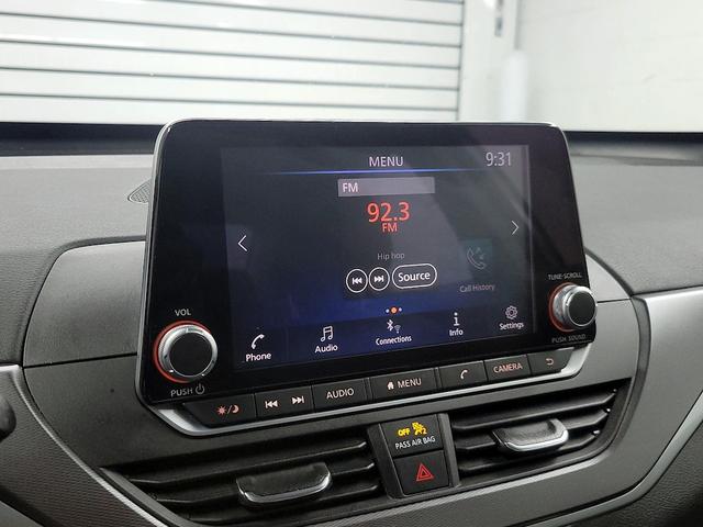 Photo of 2023 White Nissan Altima