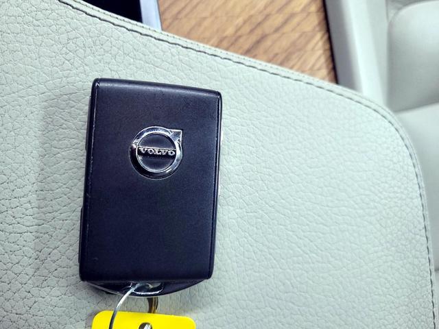 Photo of 2022 Gray Volvo XC90 Recharge Plug-In Hybrid