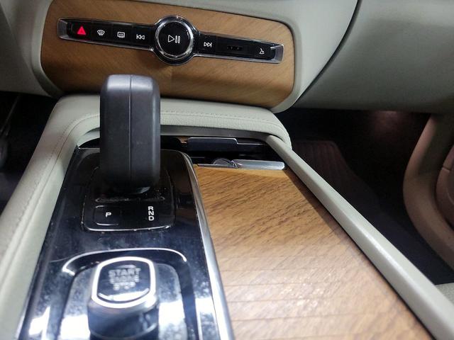 Photo of 2022 Gray Volvo XC90 Recharge Plug-In Hybrid