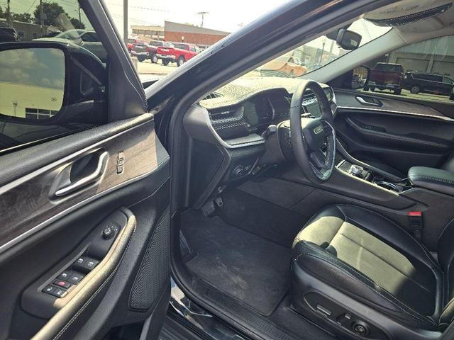 Photo of 2023 Diamond Black Jeep Grand Cherokee L