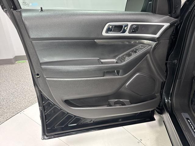 Photo of 2015 Tuxedo Black Metallic Ford Explorer