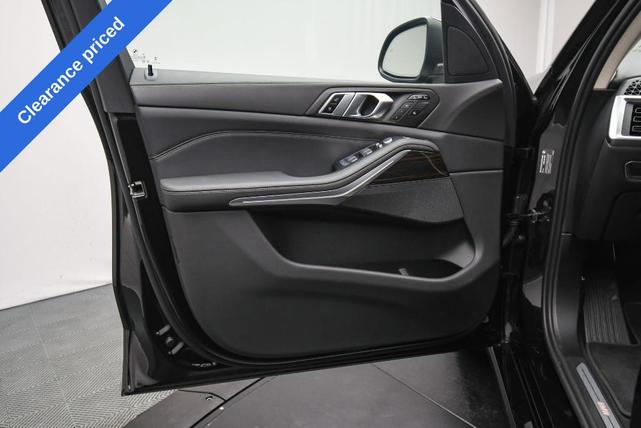 Photo of 2024 Black Sapphire Metallic BMW X7