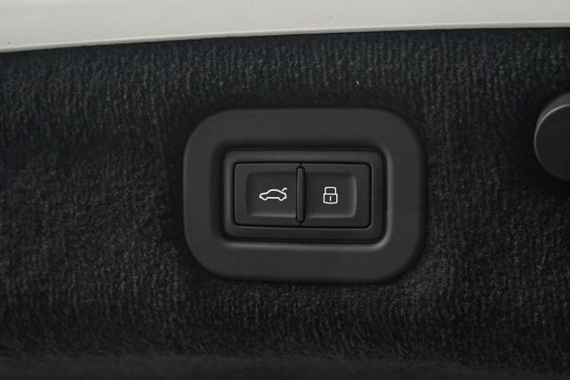 Photo of 2025 Snow Quartz Pearlescent by Mulliner Bentley Continental GT