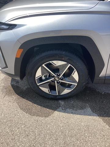 Photo of 2025 Shimmering Silver Metallic Hyundai TUCSON Hybrid
