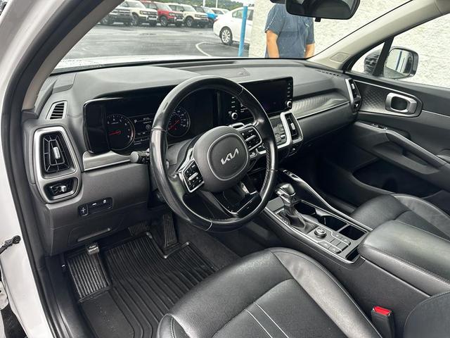 Photo of 2022 Glacial White Pearl Kia Sorento