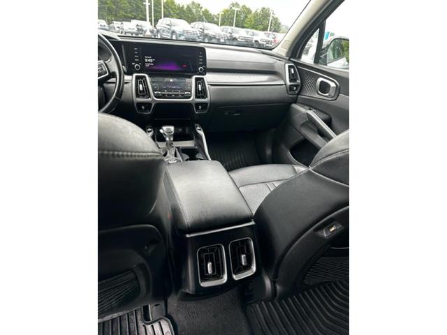 Photo of 2022 Glacial White Pearl Kia Sorento