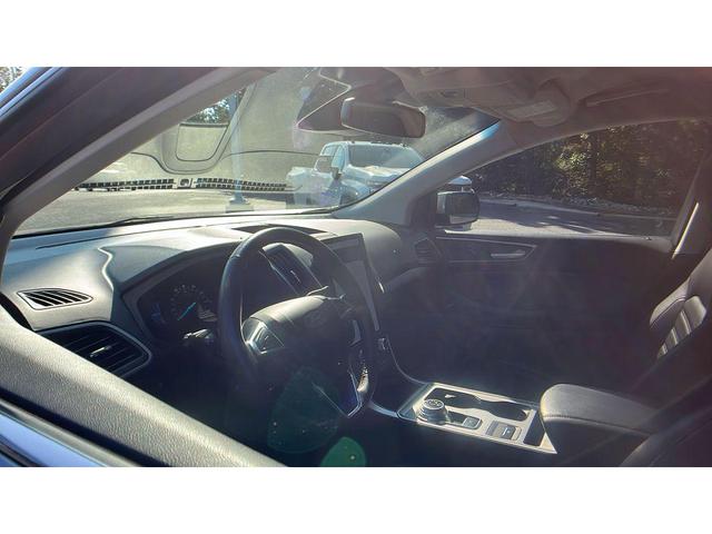 Photo of 2024 Iconic Silver Metallic Ford Edge