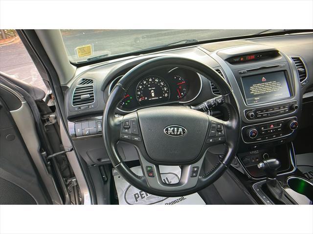 Photo of 2015 Titanium Silver Kia Sorento