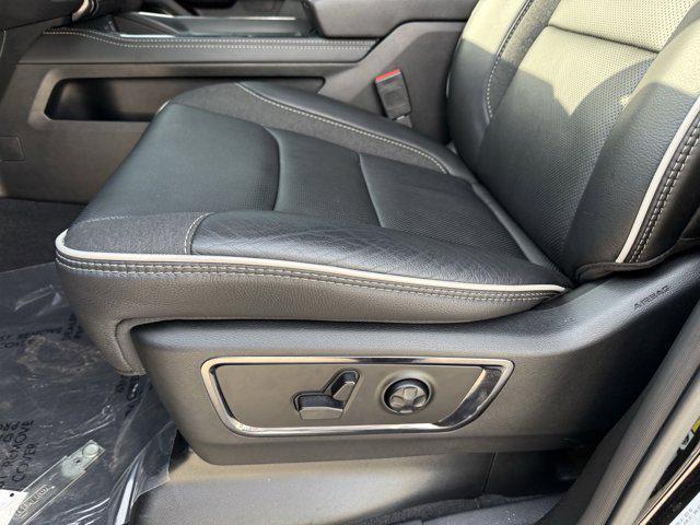 Photo of 2025 Diamond Black Crystal Pearlcoat RAM 1500