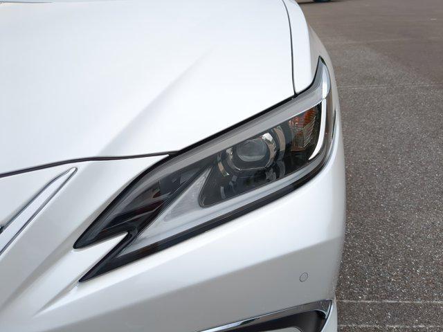 Photo of 2025 White Pearl Lexus ES 350