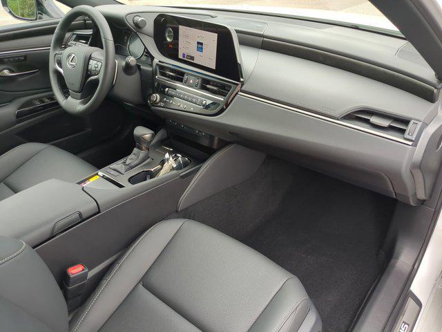 Photo of 2025 White Pearl Lexus ES 350