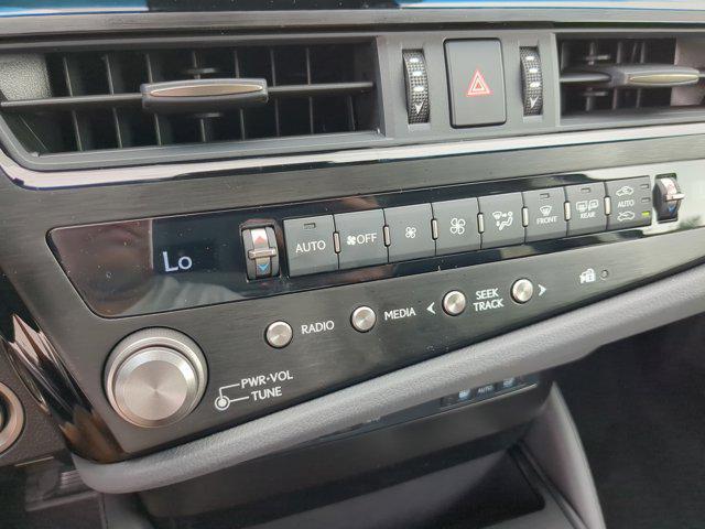 Photo of 2025 White Pearl Lexus ES 350