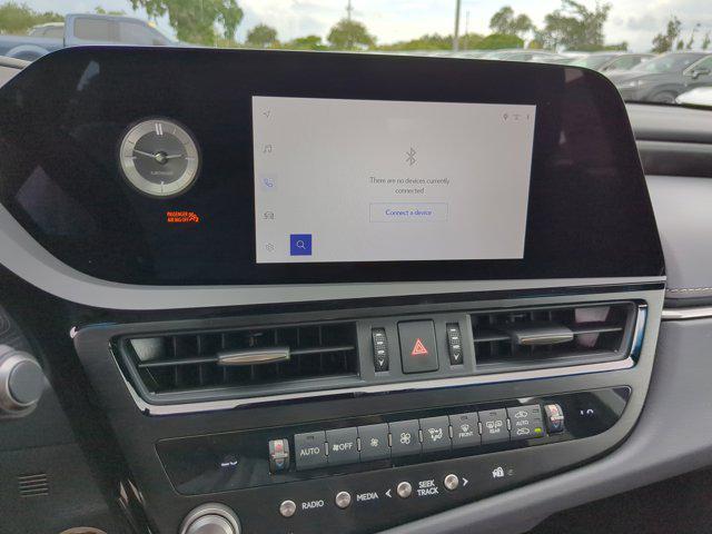 Photo of 2025 White Pearl Lexus ES 350