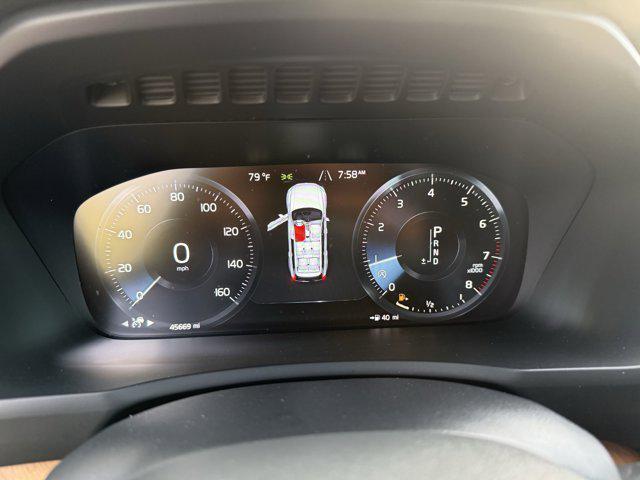 Photo of 2022 White Volvo XC90