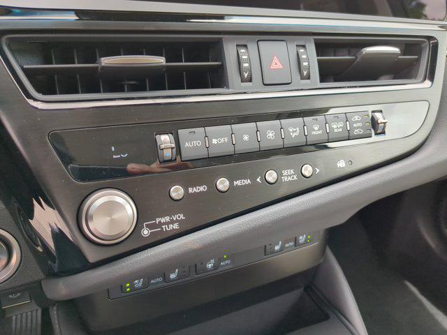 Photo of 2025 Mica Lexus ES 350