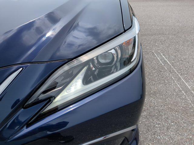 Photo of 2025 Mica Lexus ES 350