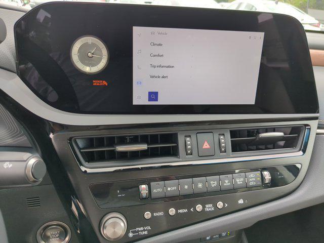 Photo of 2025 Mica Lexus ES 350