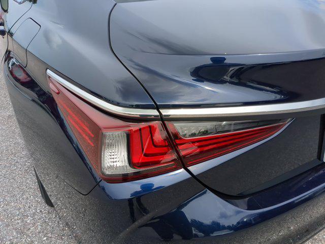 Photo of 2025 Mica Lexus ES 350