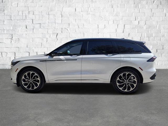 Photo of 2024 White Platinum Metallic Tri-Coat Lincoln Nautilus
