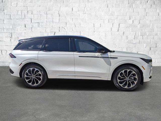 Photo of 2024 White Platinum Metallic Tri-Coat Lincoln Nautilus