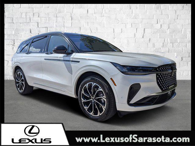 Photo of 2024 White Platinum Metallic Tri-Coat Lincoln Nautilus