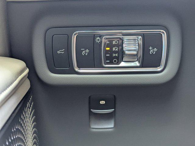 Photo of 2024 White Platinum Metallic Tri-Coat Lincoln Nautilus