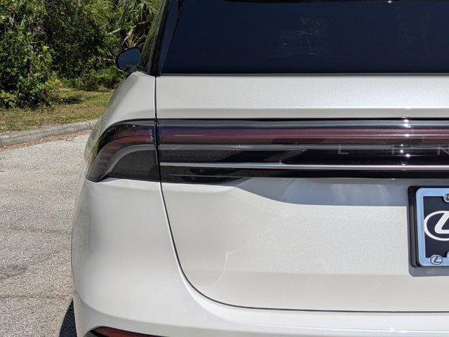Photo of 2024 White Platinum Metallic Tri-Coat Lincoln Nautilus