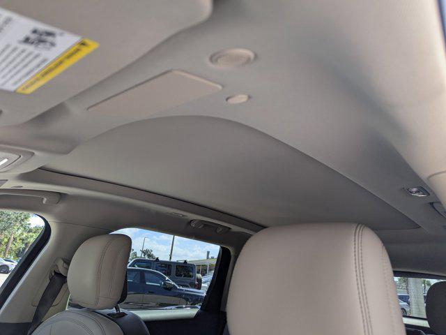 Photo of 2024 White Platinum Metallic Tri-Coat Lincoln Nautilus