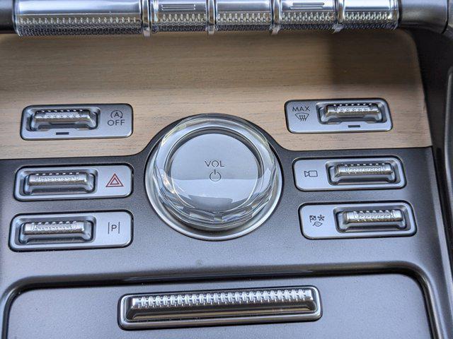 Photo of 2024 White Platinum Metallic Tri-Coat Lincoln Nautilus