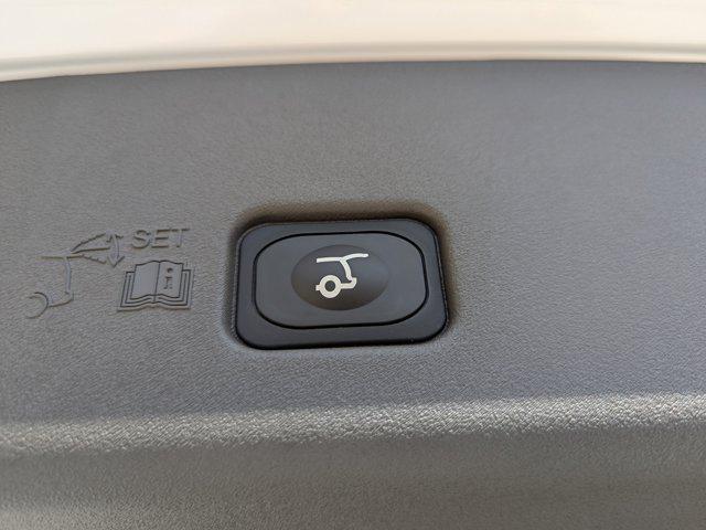 Photo of 2024 White Platinum Metallic Tri-Coat Lincoln Nautilus
