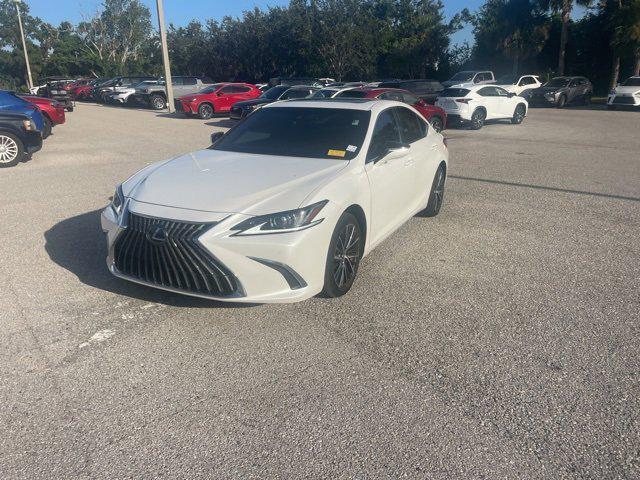 Photo of 2023 Eminent White Pearl Lexus ES 350