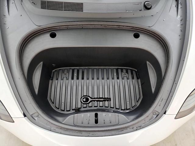 Photo of 2022 White Tesla Model 3