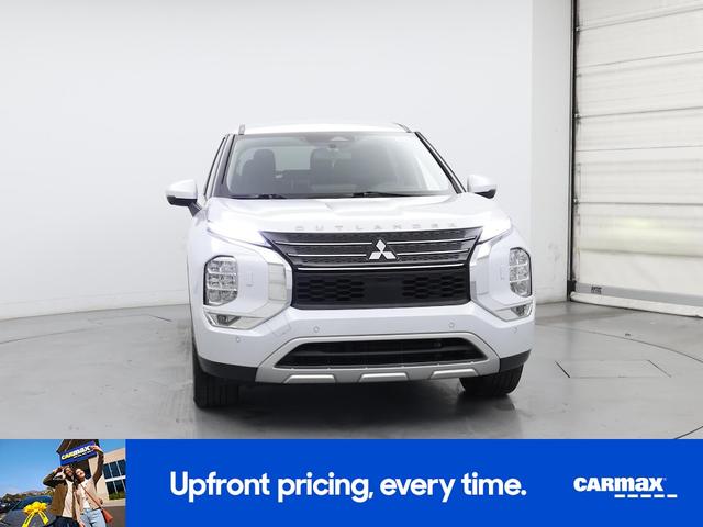 Photo of 2023 White Mitsubishi Outlander