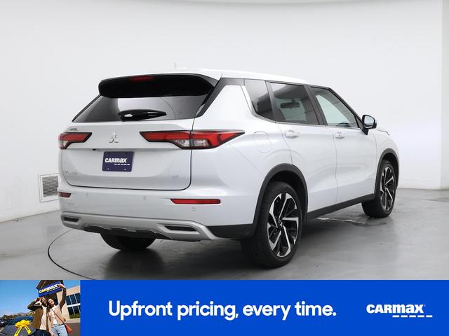 Photo of 2023 White Mitsubishi Outlander