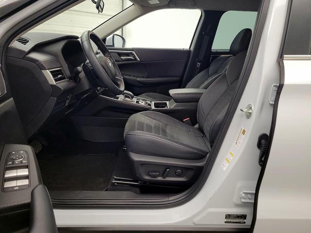 Photo of 2023 White Mitsubishi Outlander
