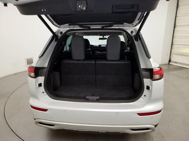 Photo of 2023 White Mitsubishi Outlander