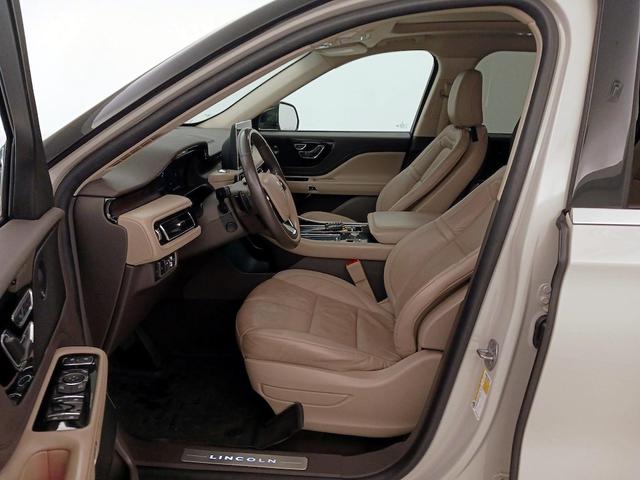 Photo of 2022 Tan Lincoln Aviator