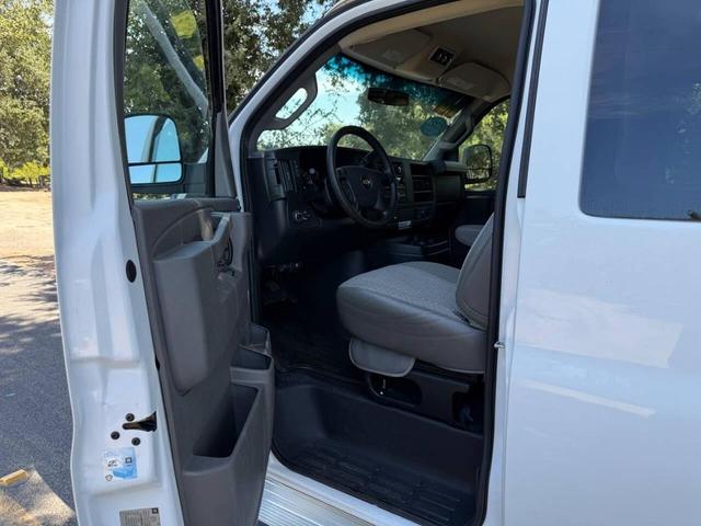 Photo of 2016 Summit White Chevrolet Express 3500
