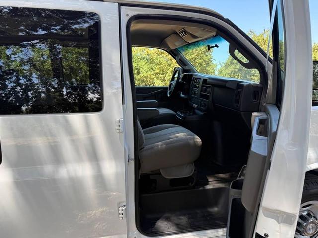 Photo of 2016 Summit White Chevrolet Express 3500