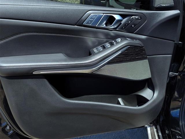 Photo of 2021 Black Sapphire Metallic BMW X7