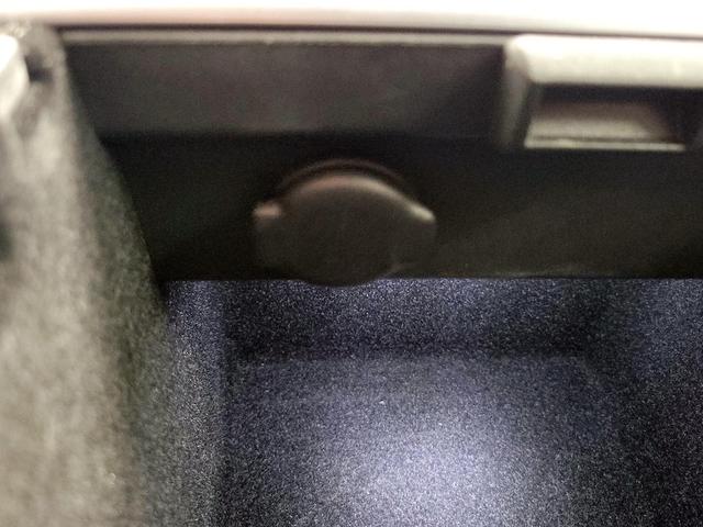 Photo of 2021 White Tesla Model 3