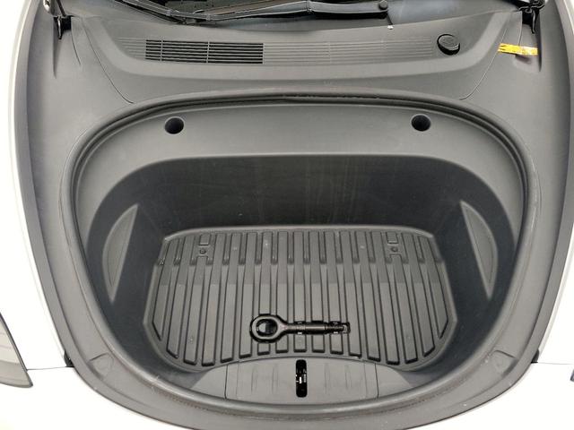 Photo of 2021 White Tesla Model 3