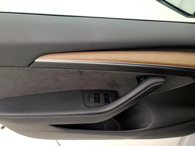 Photo of 2021 White Tesla Model 3