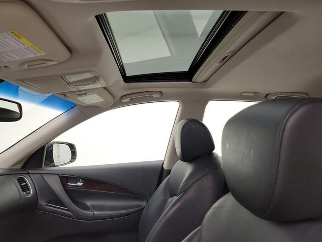 Photo of 2016 Silver INFINITI QX50
