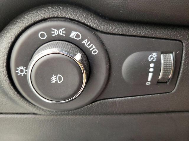 Photo of 2023 White Dodge Durango