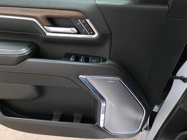 Photo of 2024 Iridescent Pearl Tricoat Chevrolet Silverado 2500