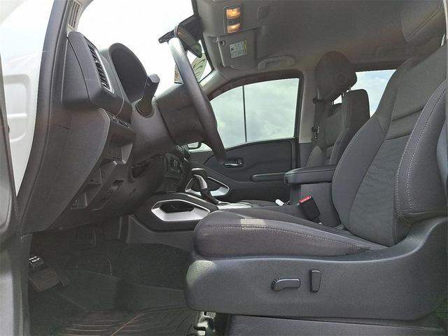 Photo of 2022 Glacier White Nissan Frontier