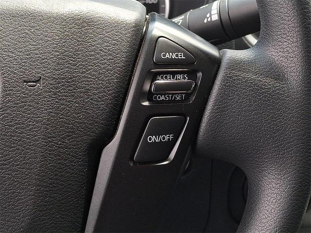 Photo of 2022 Glacier White Nissan Frontier