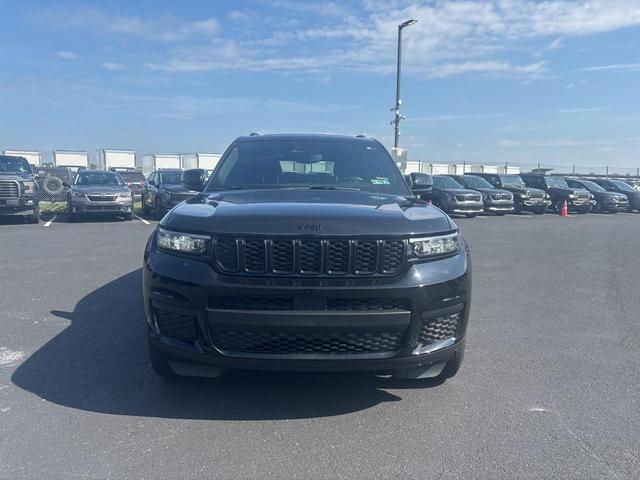 Photo of 2022 Diamond Black Crystal Pearlcoat Jeep Grand Cherokee L